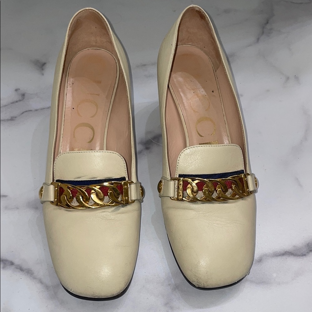 GUCCI Women's Cream Loafers with Gold Chain Accent